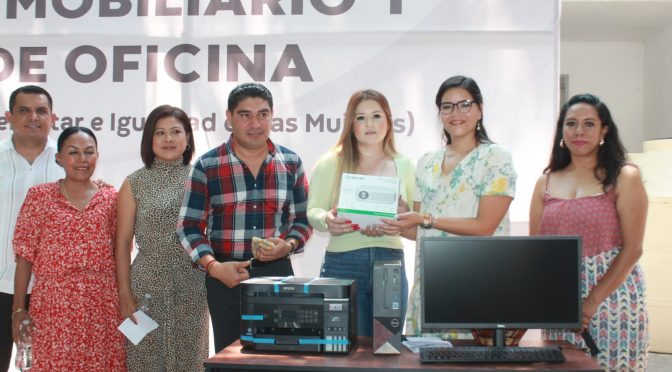 Mujer Entrega Seimujer Mobiliario Al Instituto De La Mujer De Huetamo